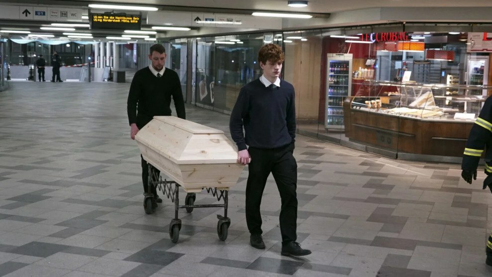 Die Regierung fliegt Mörder ein – und keinen interessiert es